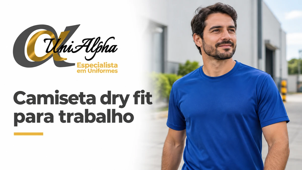 Camiseta dry fit para trabalho: homem com camiseta azul de gola redonda em ambiente externo, com marca UniAlpha.